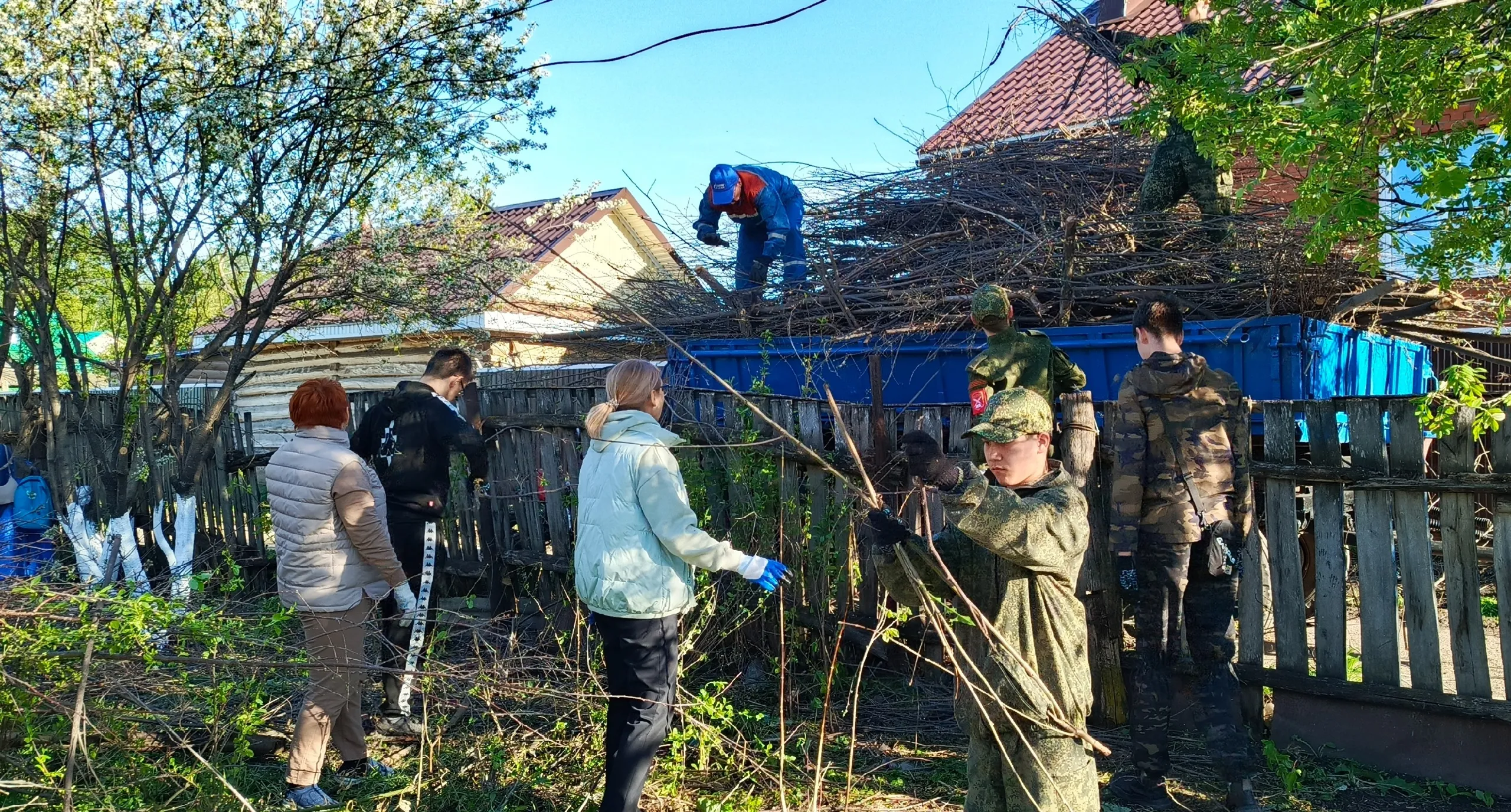 Ауырғазы районы ирекмәндәре ғаиләләргә ярҙам итә