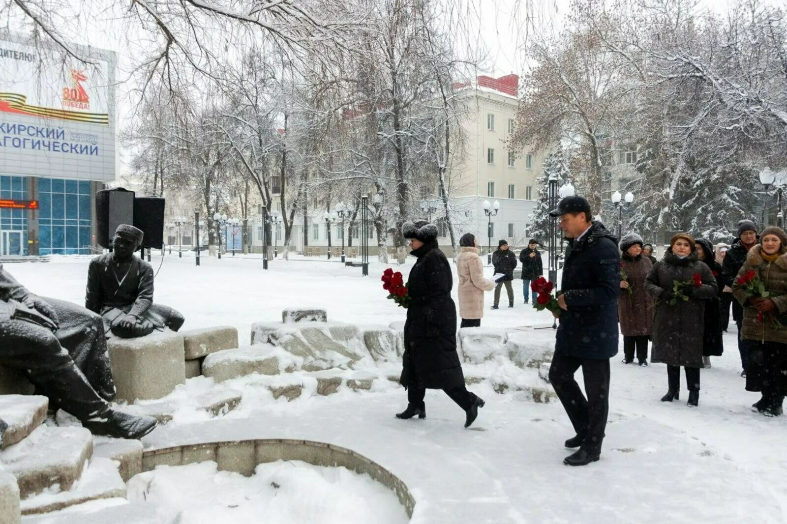 Өфөлә Башҡорт теле көнөндә Аҡмулла һәйкәленә сәскәләр һалды