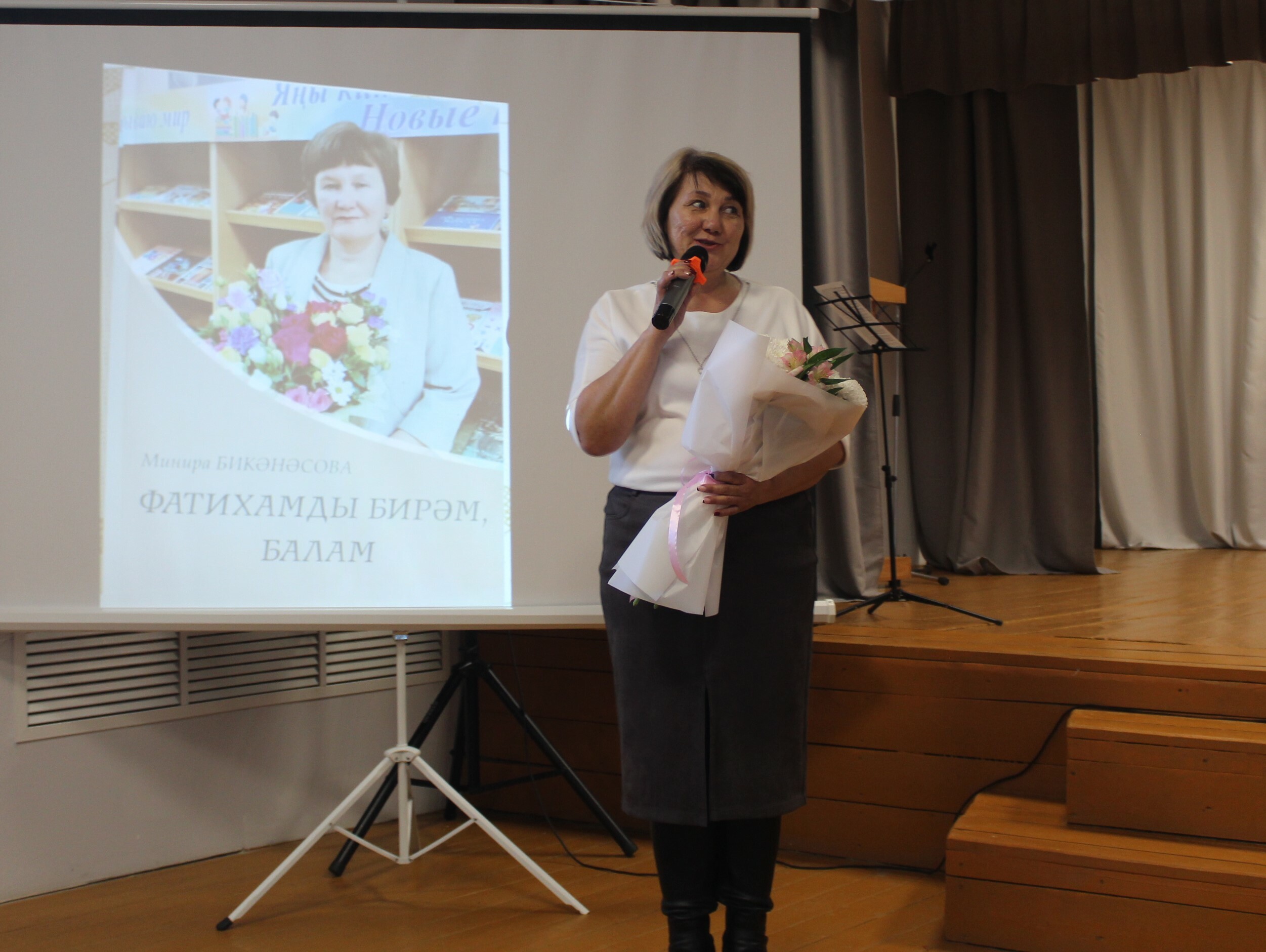 Ауырғазы районынан шағирә һәм прозаик Минира Бикәнәсова  яңы китабын туйланы