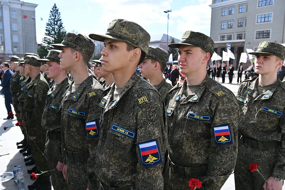 Радий Хәбиров Еңеү көнөндә Миңлеғәле Шайморатов һәйкәленә сәскәләр һалды