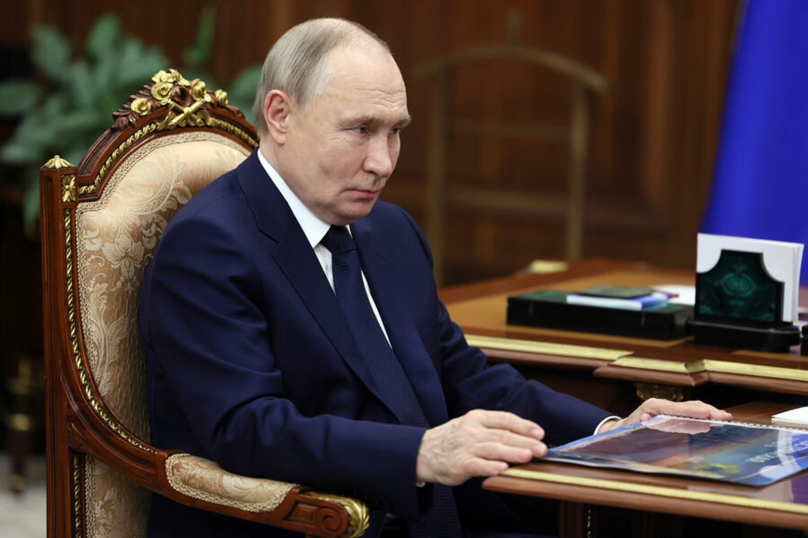 Путин одобрил идею создания Всероссийской службы помощи семье