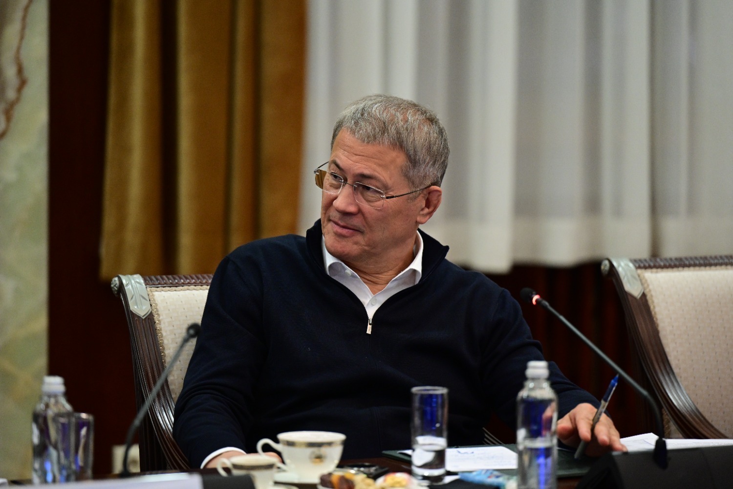 Асыҡтан-асыҡ һөйләшеү: Радий Хәбиров политологтар менән осрашты