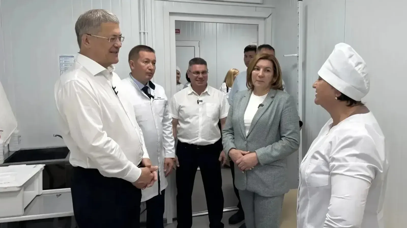 Радий Хәбиров Ҡырмыҫҡалы районында табип амбулаторияһында булды