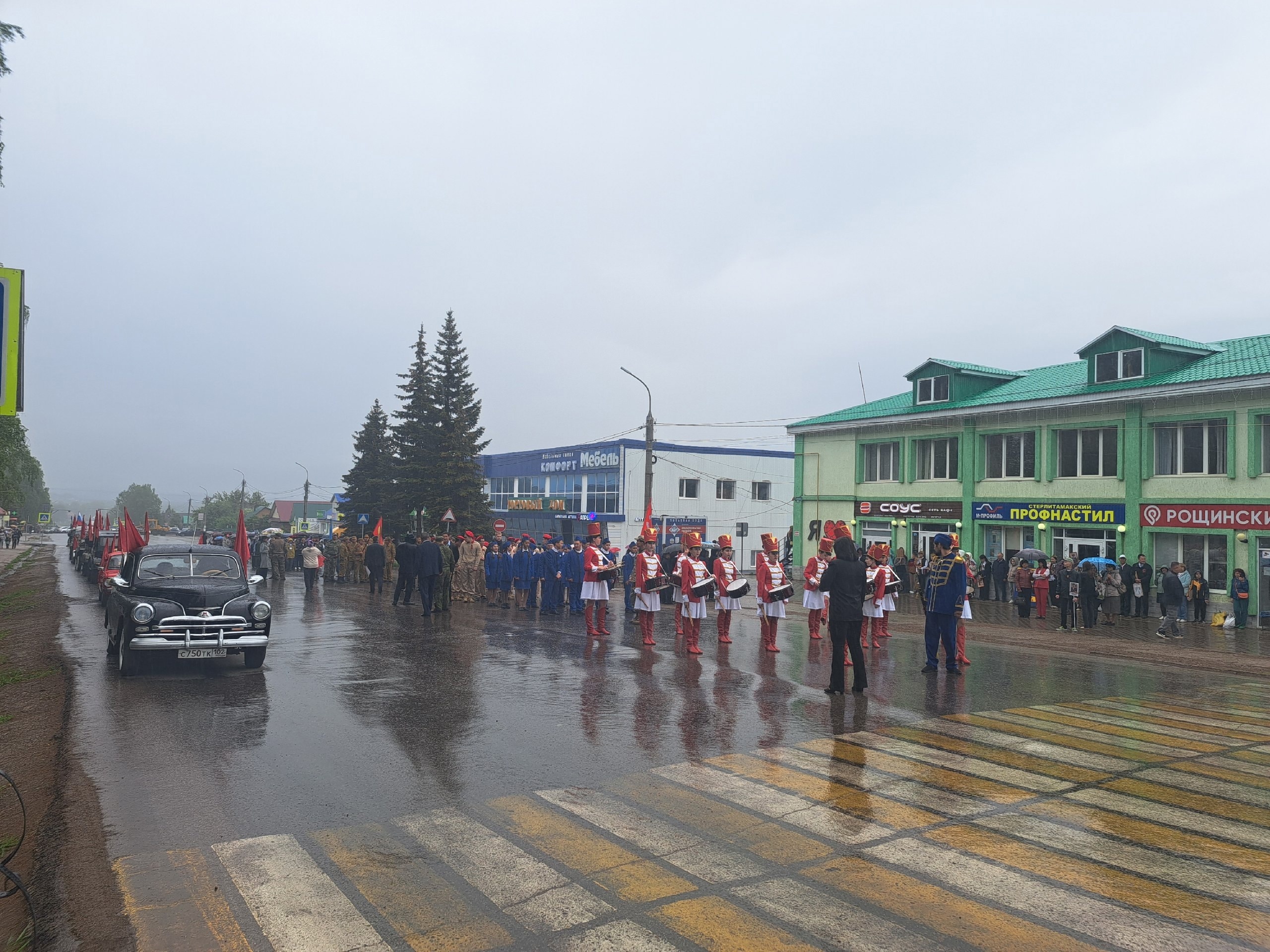 Еңеүгә - 80 йыл! Район үҙәгендә парад һәм байрам саралары үтте