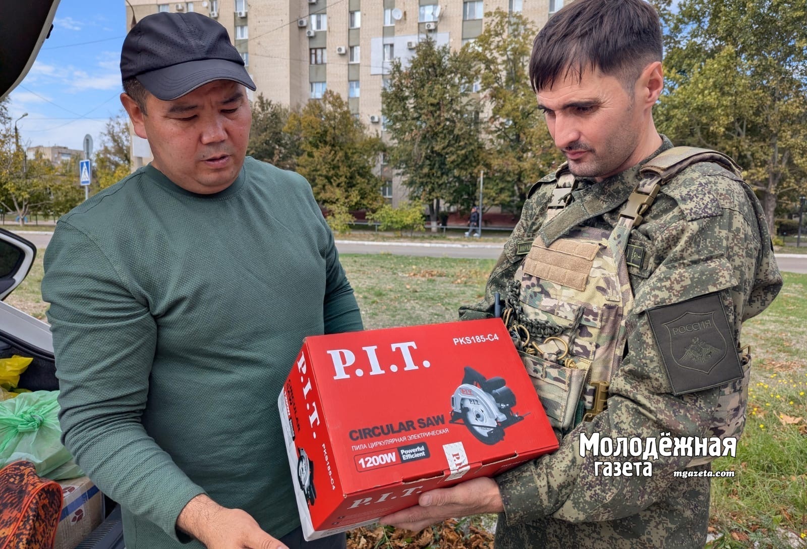 Өфө журналистары Запорожье өлкәһендәге яугир-яҡташтарына посылкалар тапшырҙы