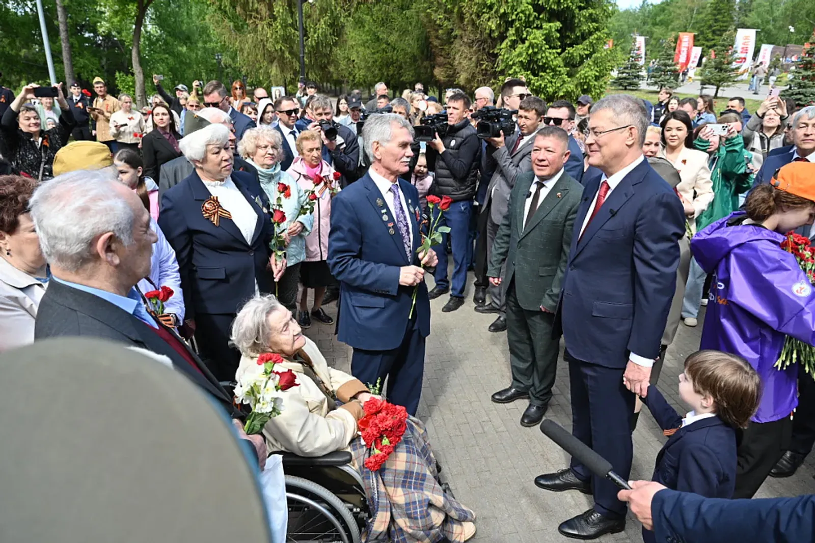 Радий Хәбиров Өфөнөң Еңеү паркында Мәңгелек ут янына таж һалды