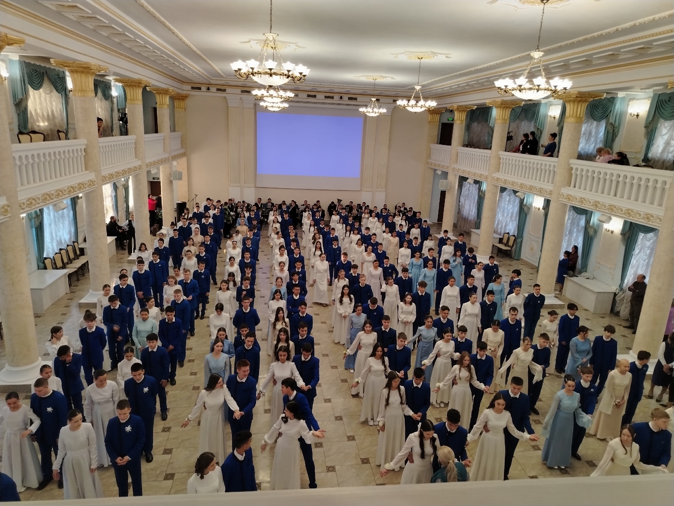 Ауырғазы уҡыусылары Өфөлә «Йәш шайморатовсылар балы»нда ҡатнашты