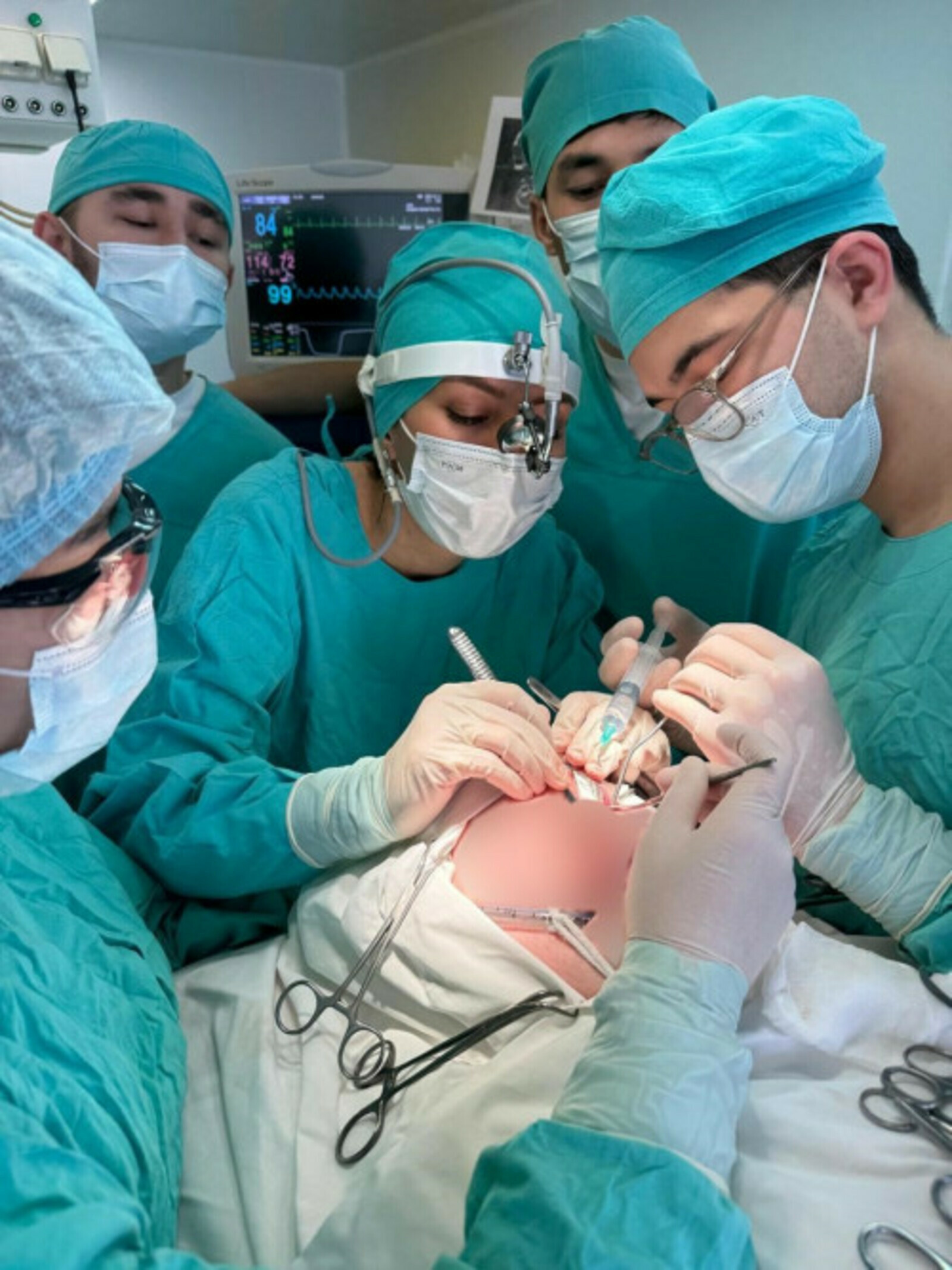 Өфө ғалимдары һәм табиптары МХО яугирына хәрби йәрәхәттән һуң ярҙам итте