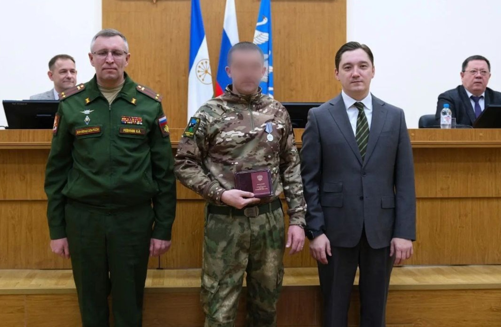 В. Путин МХО-ла ҡатнашыусыларҙы бүләкләү тураһында указға  ҡул ҡуйҙы