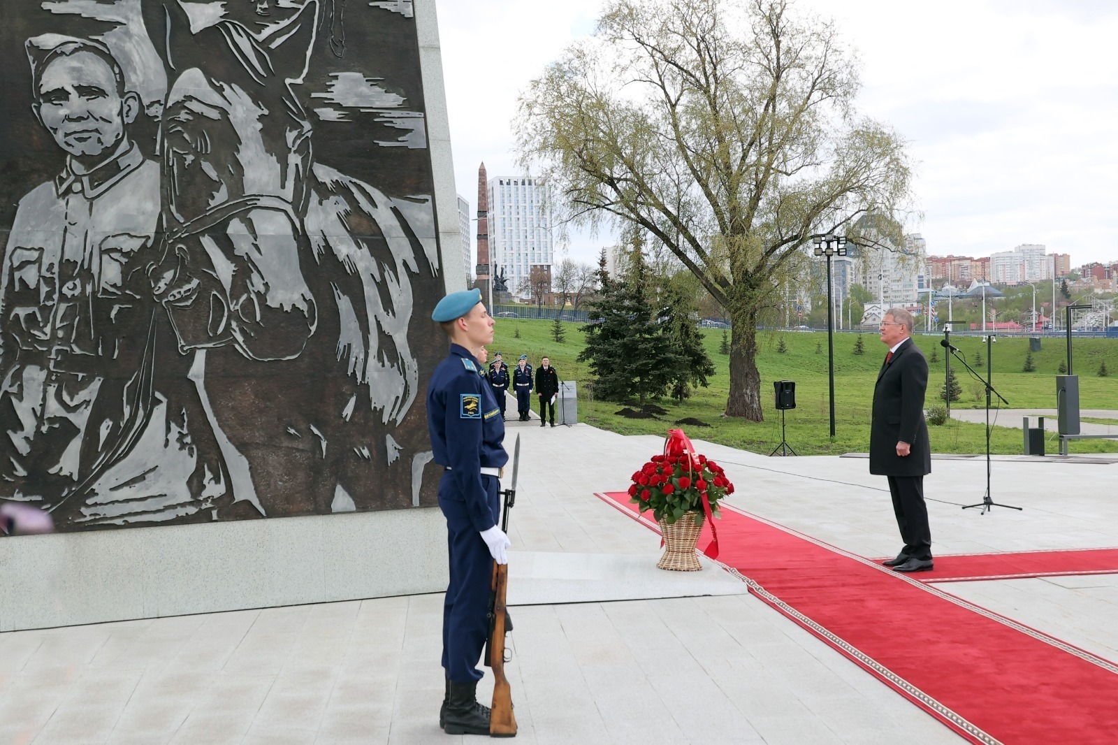 Глава Башкирии возложил цветы к стеле «Уфа – город трудовой доблести»