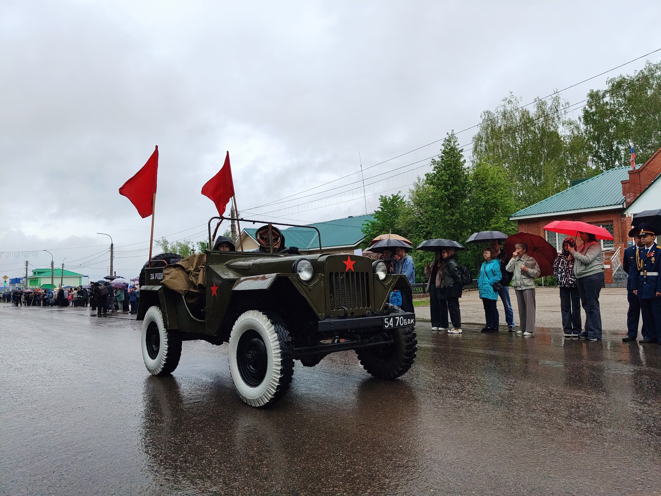 Еңеүгә - 80 йыл! Район үҙәгендә парад һәм байрам саралары үтте