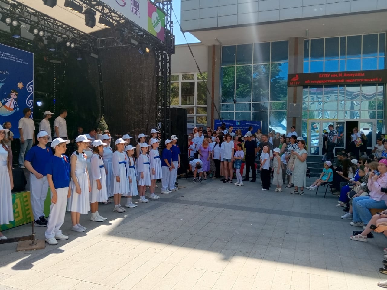 На «Китап-Байраме» провели песенный флешмоб к Дню защиты детей