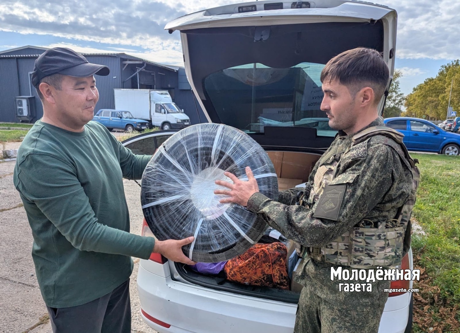 Өфө журналистары Запорожье өлкәһендәге яугир-яҡташтарына посылкалар тапшырҙы