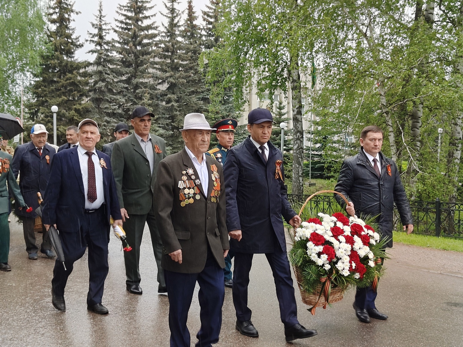 Еңеүгә - 80 йыл! Район үҙәгендә парад һәм байрам саралары үтте