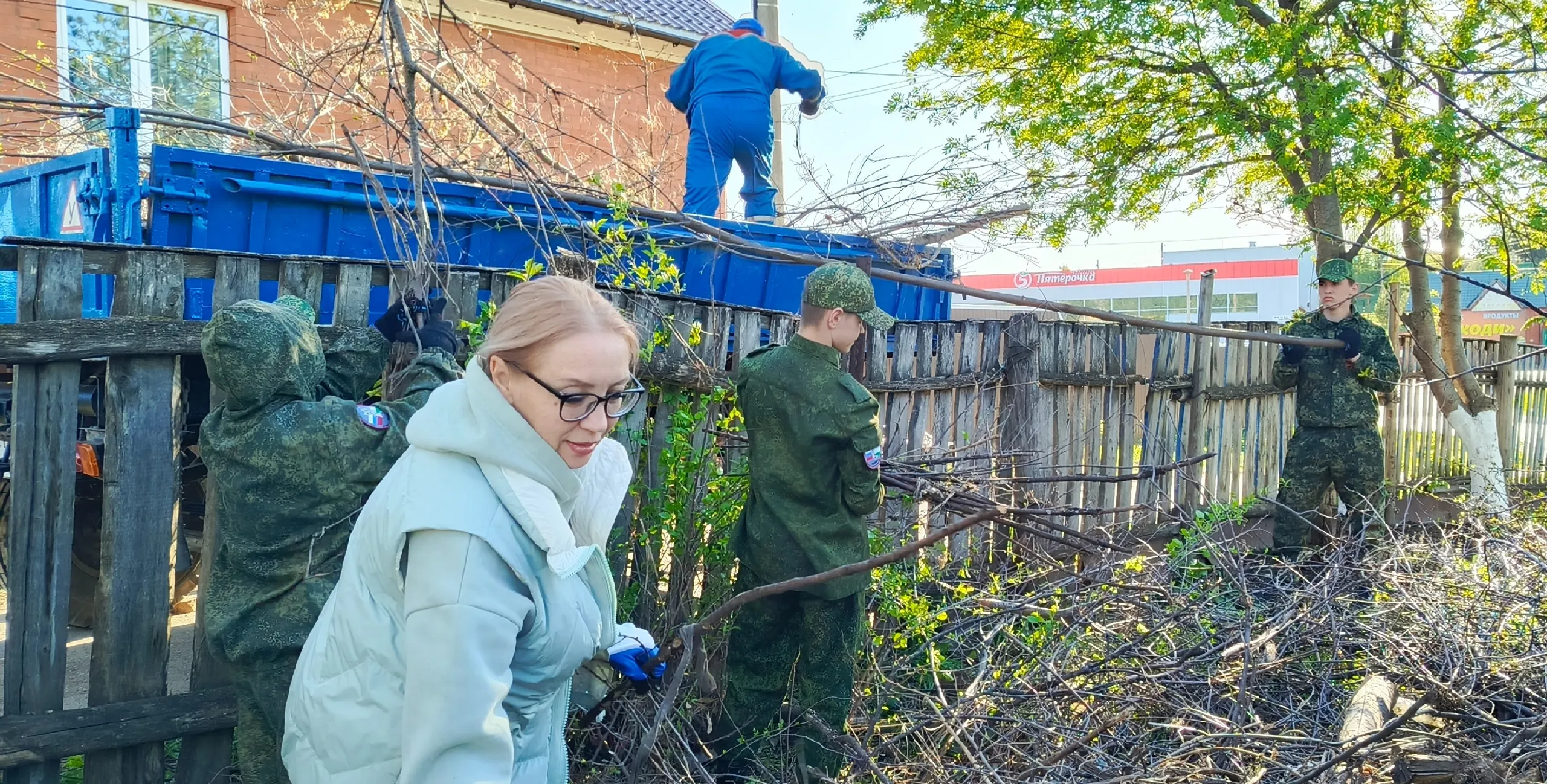 Ауырғазы районы ирекмәндәре ғаиләләргә ярҙам итә