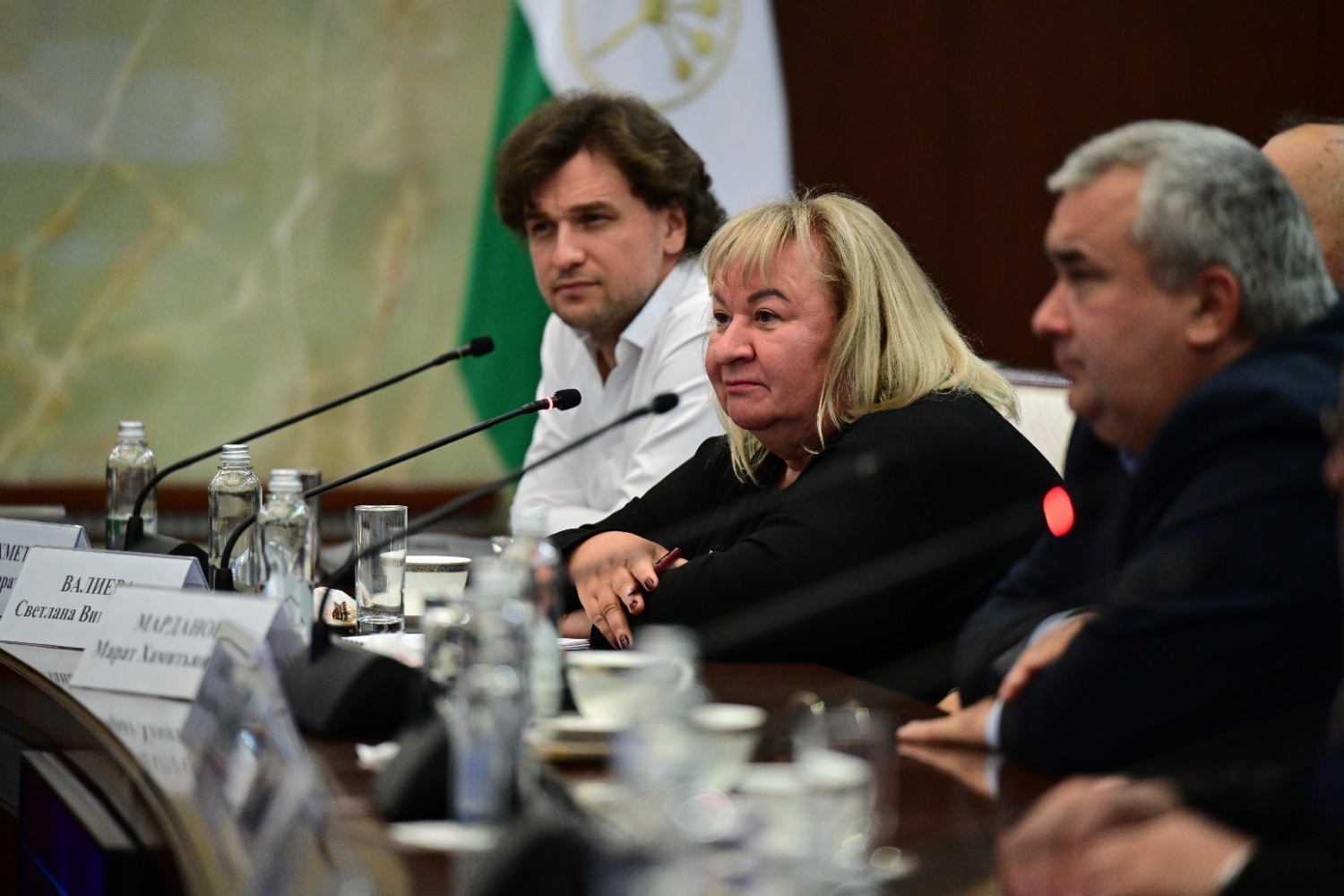 Асыҡтан-асыҡ һөйләшеү: Радий Хәбиров политологтар менән осрашты