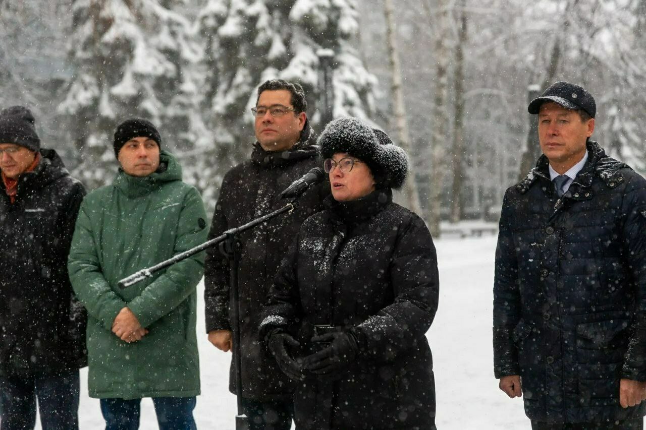 Өфөлә Башҡорт теле көнөндә Аҡмулла һәйкәленә сәскәләр һалды