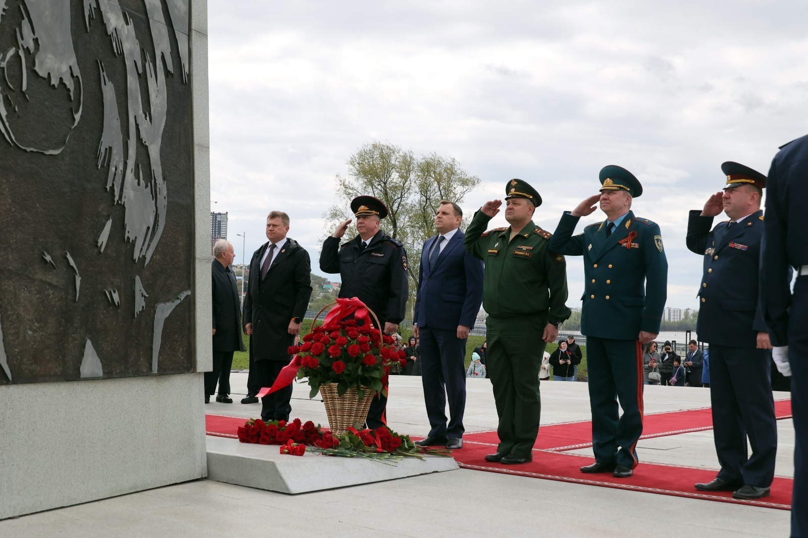 Глава Башкирии возложил цветы к стеле «Уфа – город трудовой доблести»