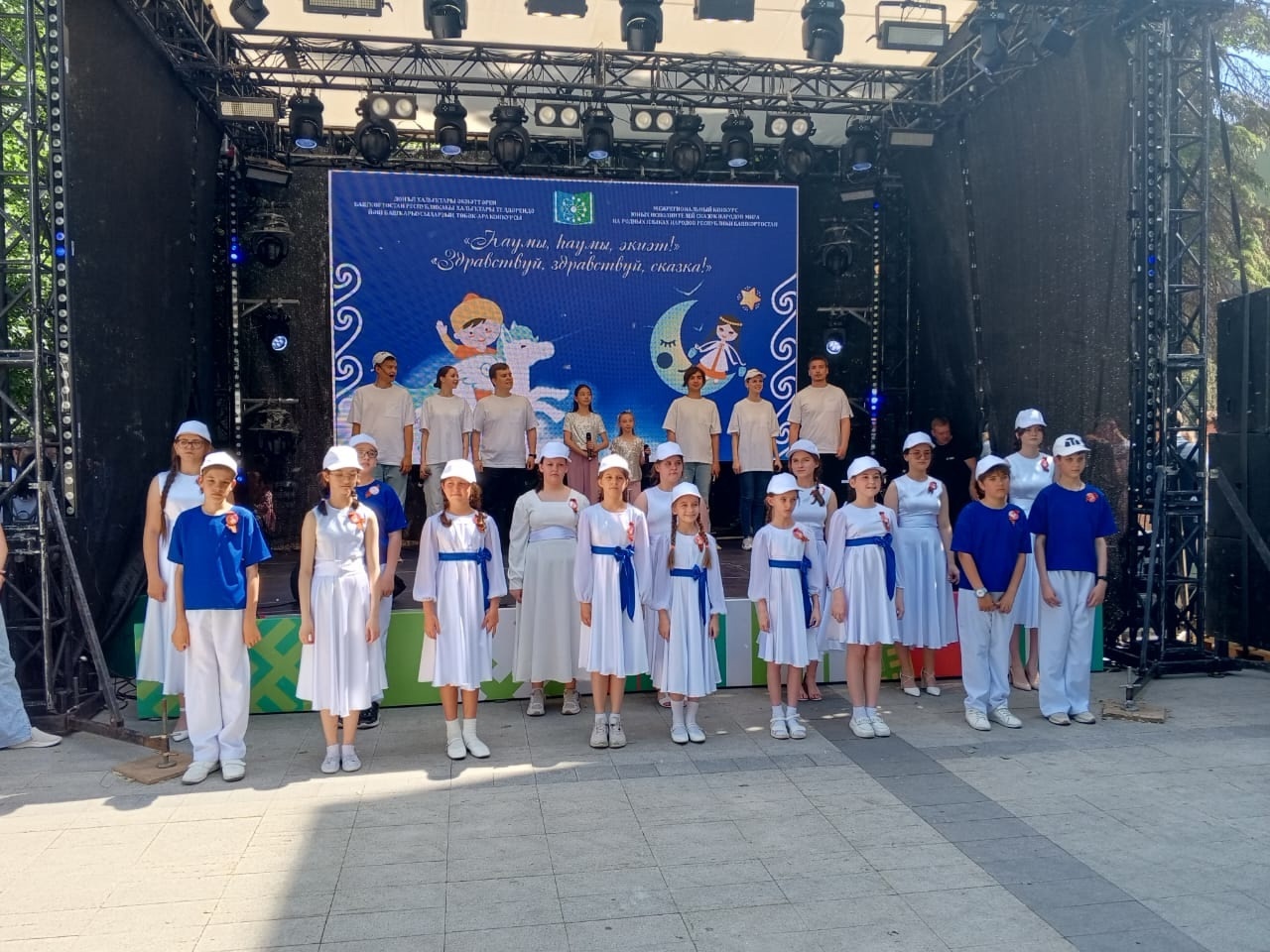 На «Китап-Байраме» провели песенный флешмоб к Дню защиты детей