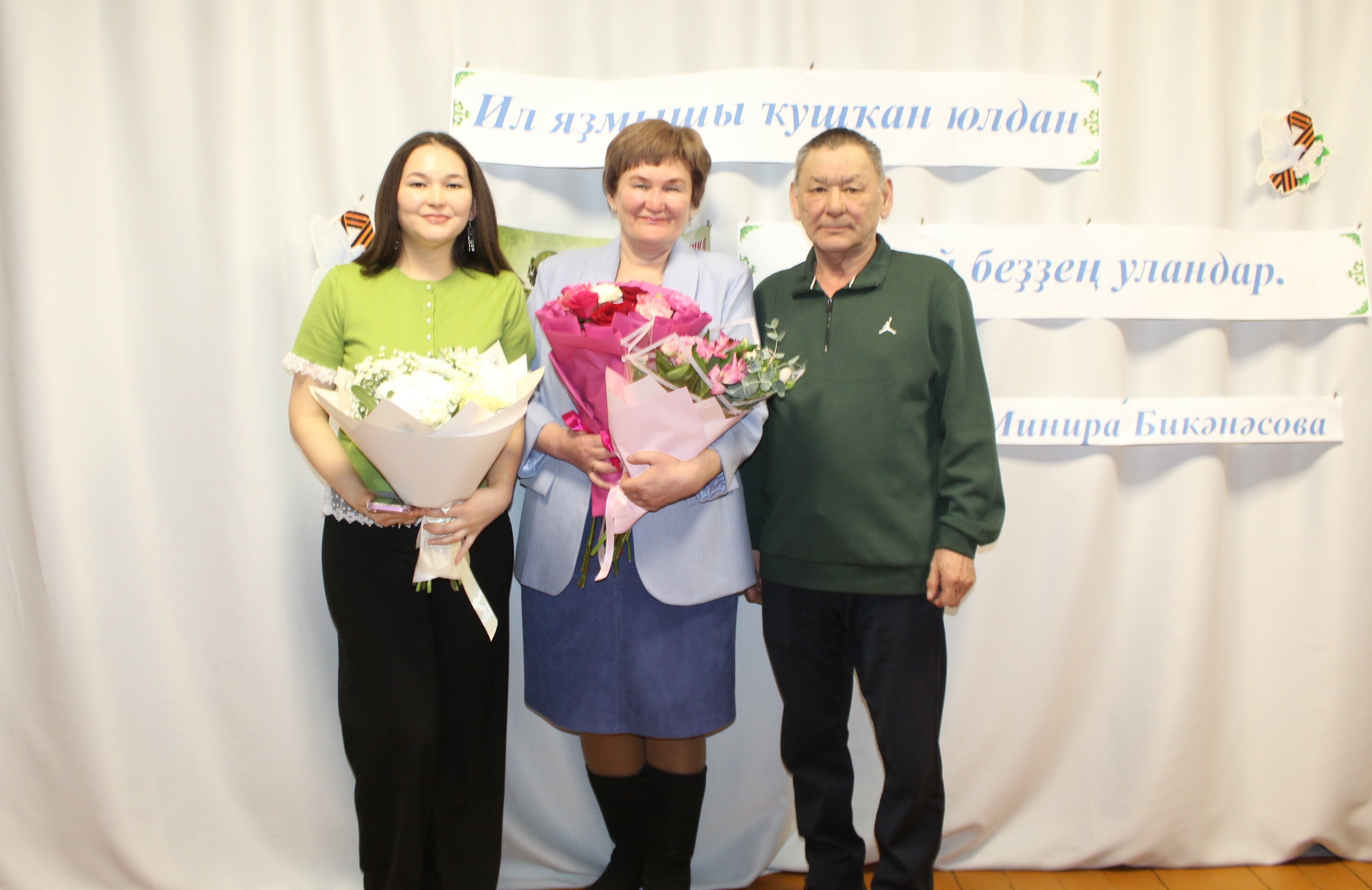 Ауырғазы районынан шағирә һәм прозаик Минира Бикәнәсова  яңы китабын туйланы