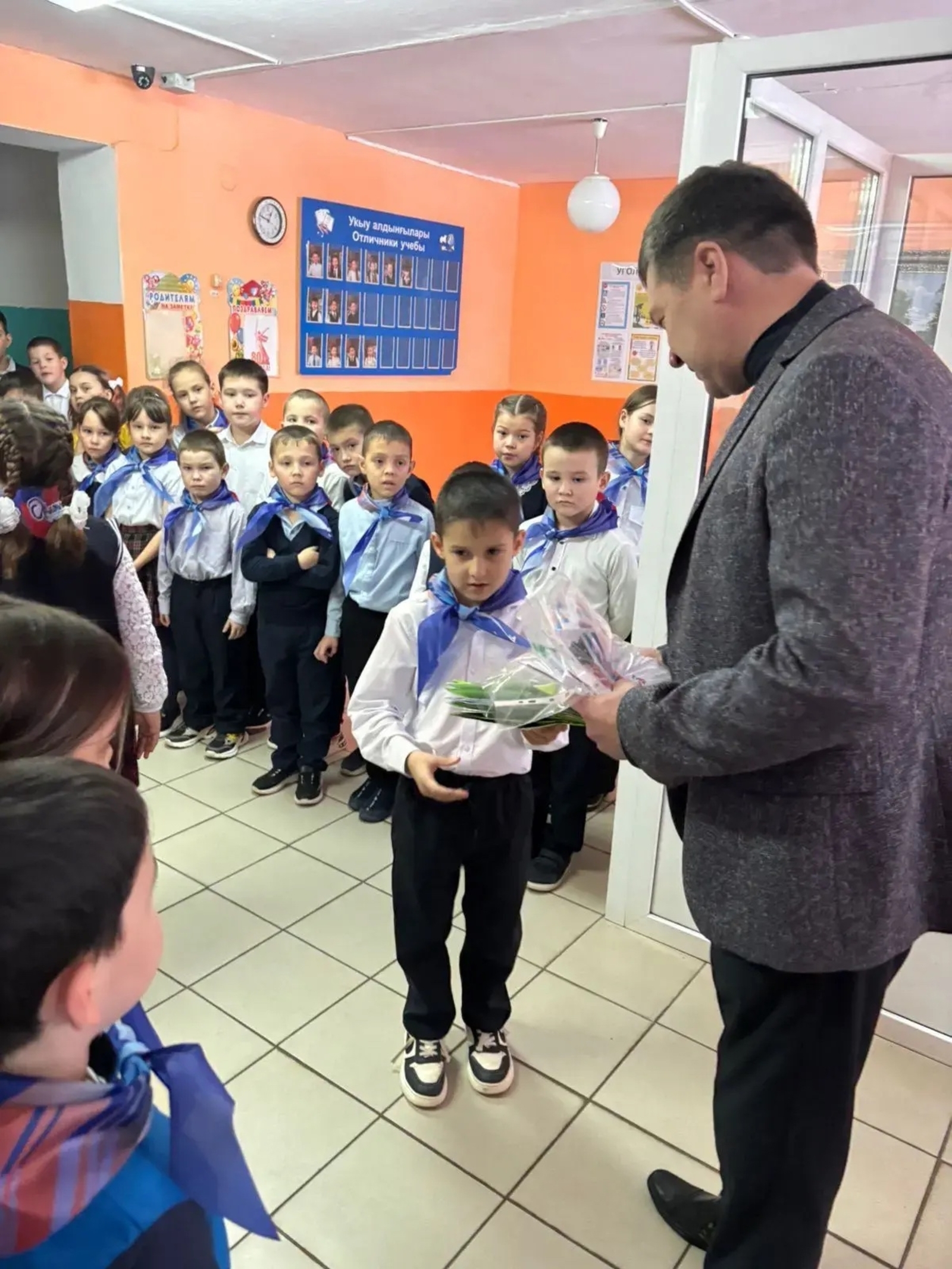 Ауырғазы районының башланғыс класс уҡыусылары МХО-ға ихлас бүләктәр әҙерләгән