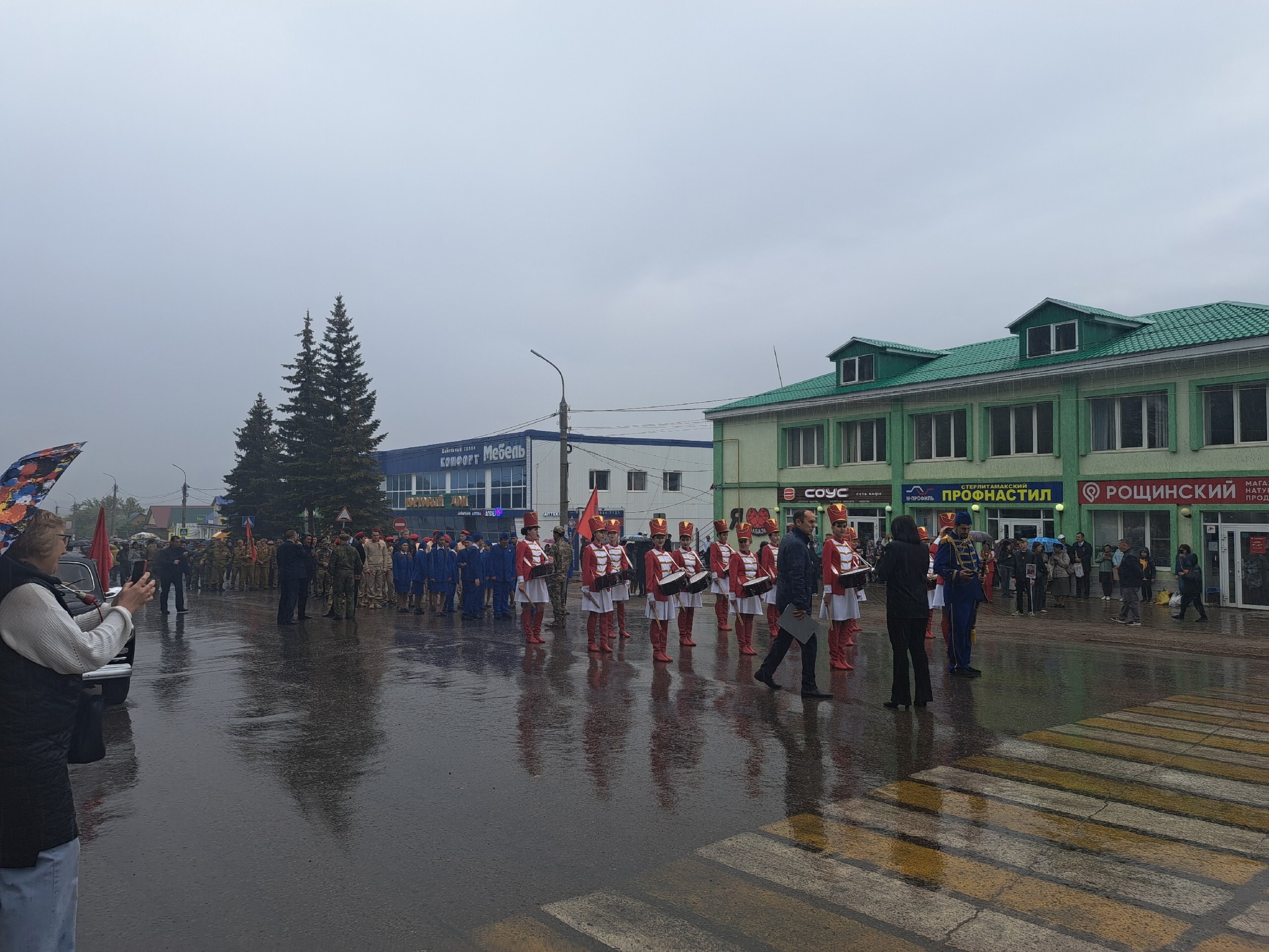 Еңеүгә - 80 йыл! Район үҙәгендә парад һәм байрам саралары үтте