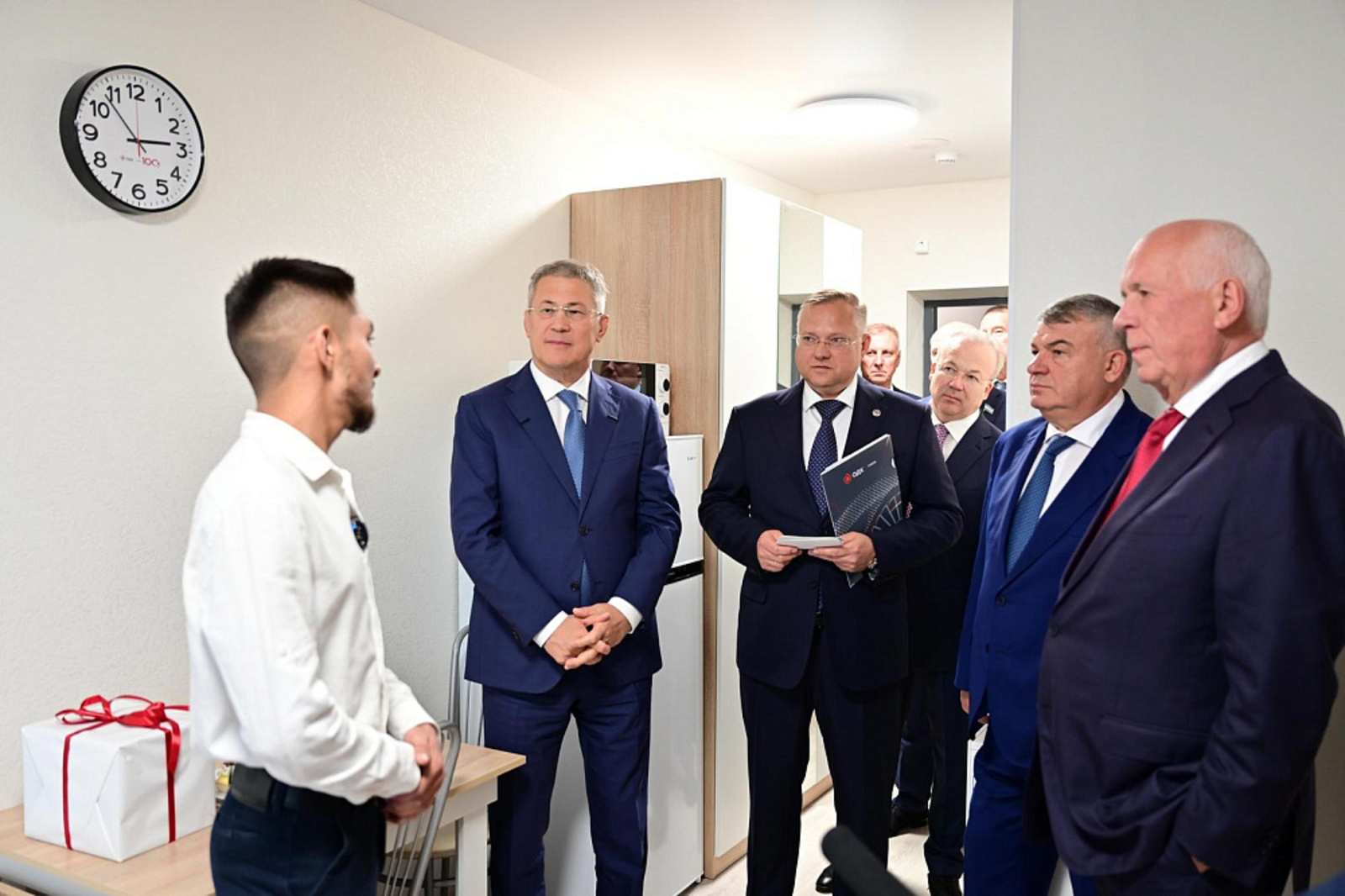 Радий Хабиров и Сергей Чемезов передали работникам ОДК-УМПО ключи от квартир