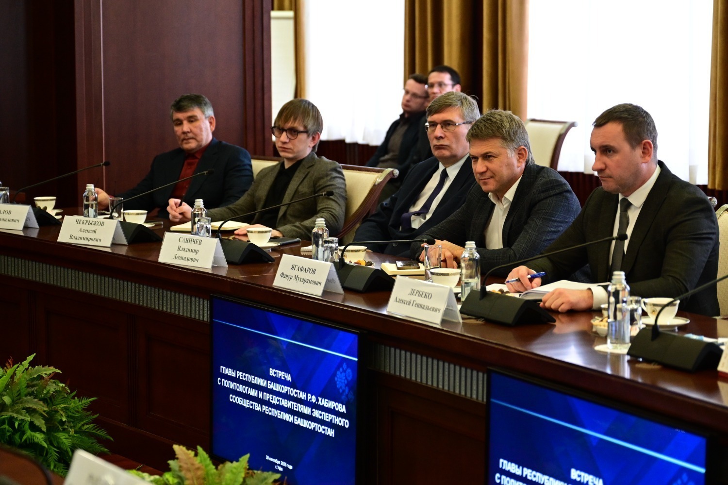 Асыҡтан-асыҡ һөйләшеү: Радий Хәбиров политологтар менән осрашты