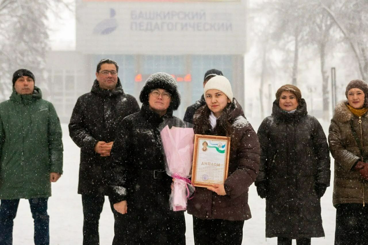 Өфөлә Башҡорт теле көнөндә Аҡмулла һәйкәленә сәскәләр һалды