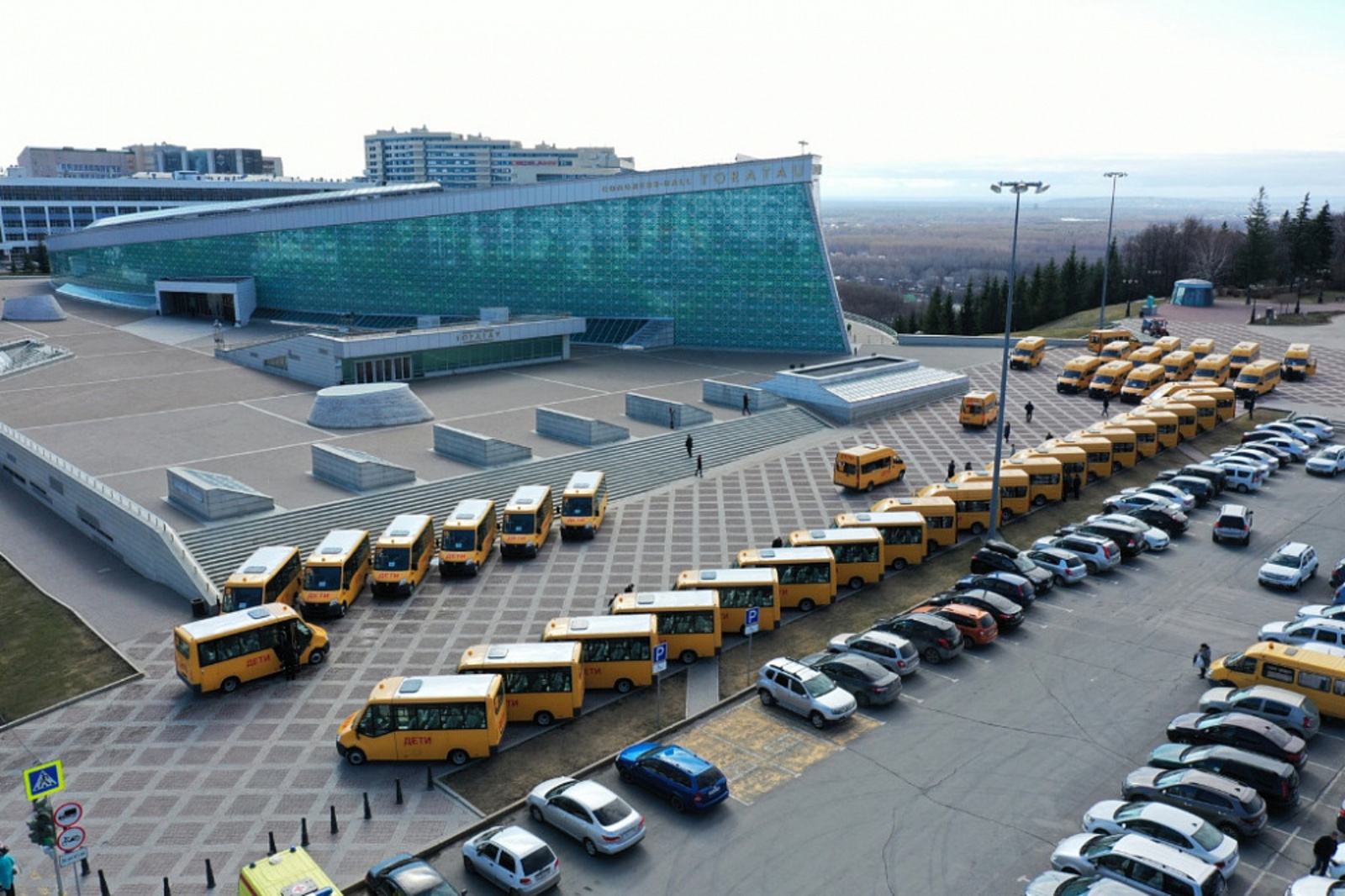 Школы Башкирии получили 45 новых автобусов